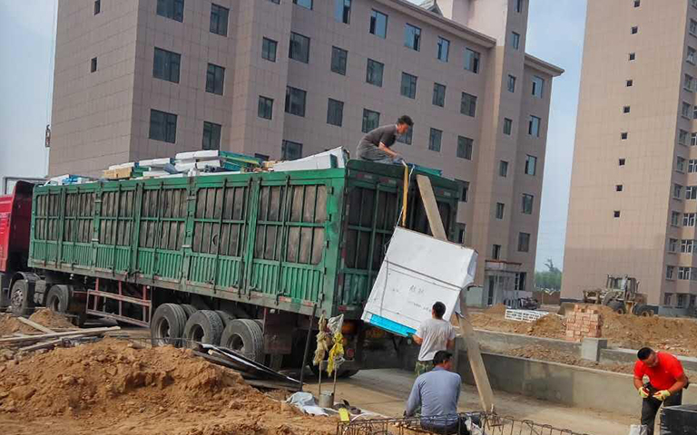忻州市中海建嘉苑二區(qū)項(xiàng)目部工地防火門卸車作業(yè)圖片