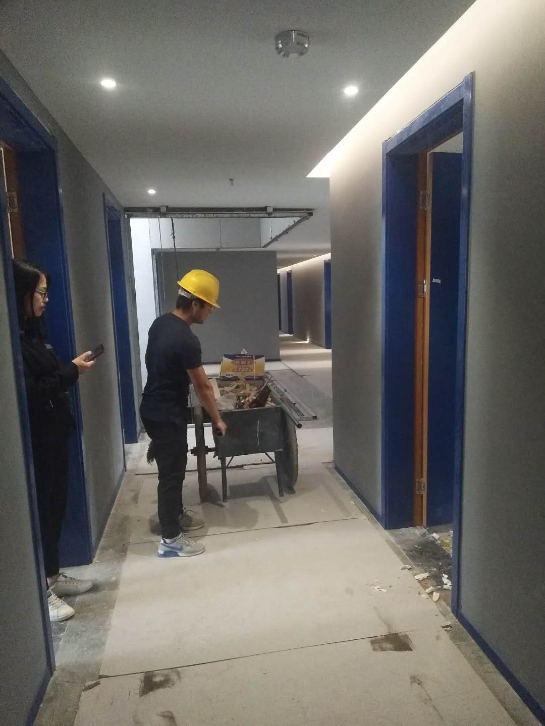 2018年5月6日工師傅們?cè)趯?shí)施***后一道工序打膠并打掃衛(wèi)生。