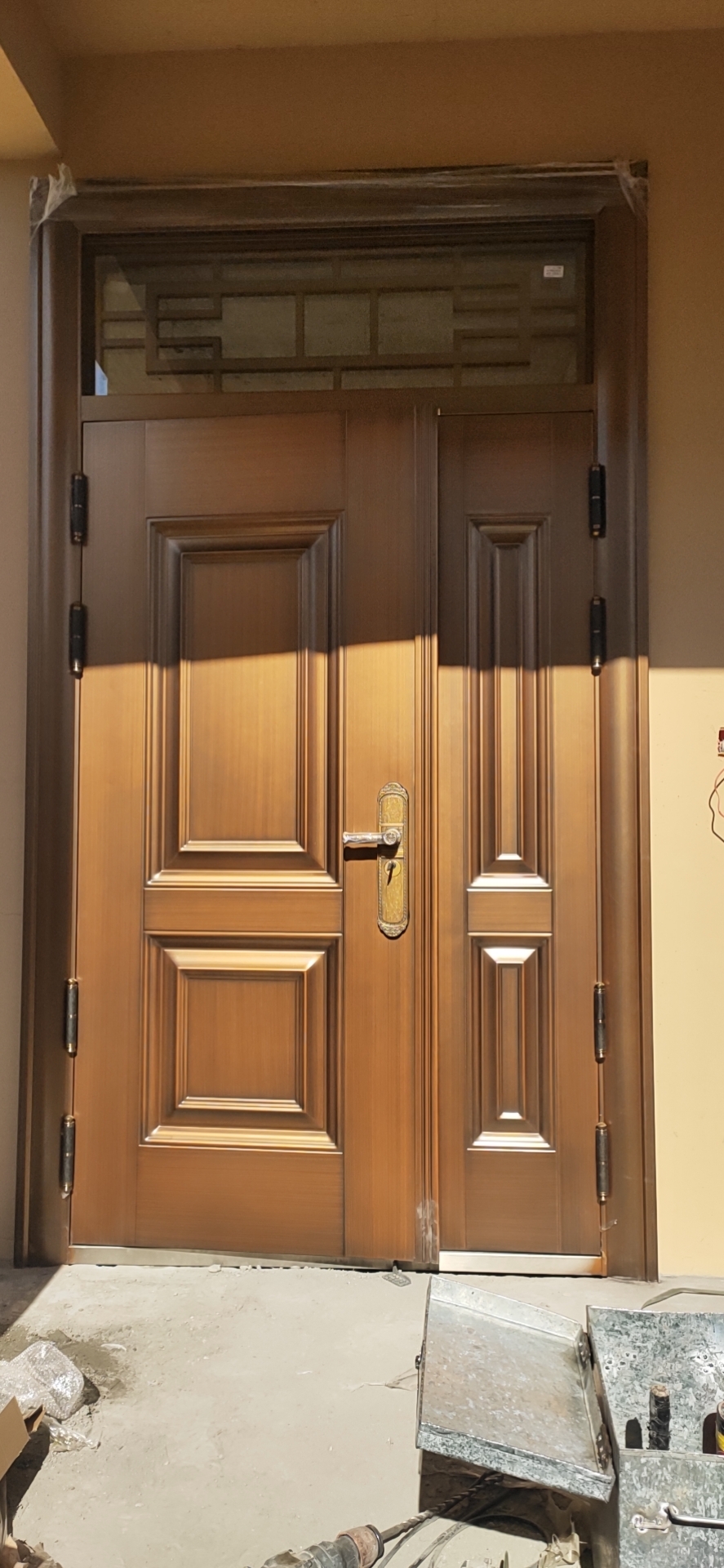 2020陽(yáng)曲縣仿銅門(mén)安裝現(xiàn)場(chǎng)。